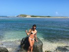 De biquíni, Danielle Favatto relembra viagem para o Caribe 