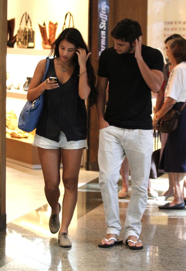 Bruno Gissoni e Yana Lavigne em shopping do Rio (Foto: Henrique Oliveira / Foto Rio News)