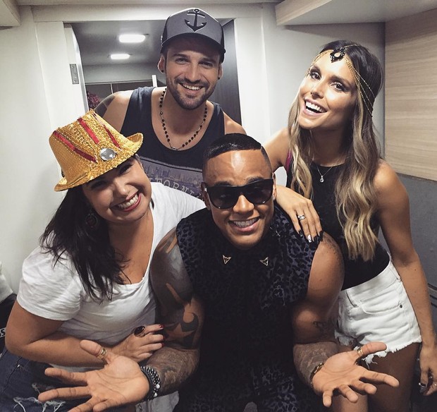 Fernando e Flávia posam com Mariana Xavier e Léo Santana (Foto: Reprodução/Instagram)