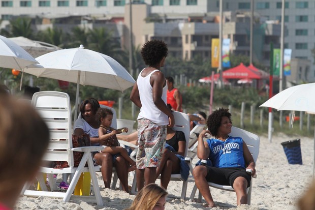 Jogador William e  família na praia (Foto: Wallace Barbosa/AgNews)