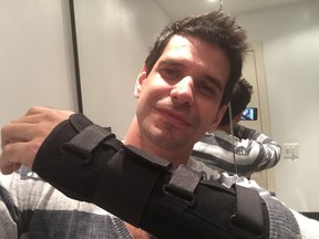 Alexandre Barillari com o braço imobilizado após acidente de moto (Foto: Arquivo Pessoal)