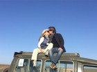 Maitê Proença posa beijando o namorado durante viagem à Tanzânia