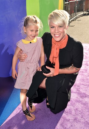 Pink com a filha, Willow Sage Hart, em première de filme em Los Angeles, nos Estados Unidos (Foto: Kevin Winter/ Getty Images/ AFP)