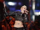 Miley Cyrus se apresenta de barriga de fora nos Estados Unidos