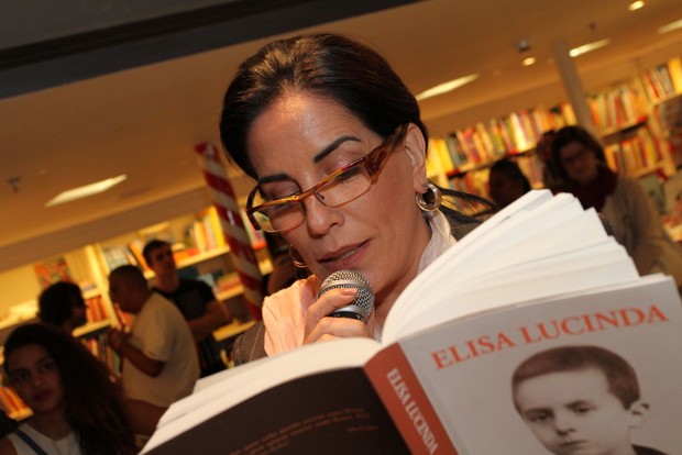 Glória Pires no lançamento do livro de Elisa Lucinda  (Foto: Anderson Borde/AgNews)