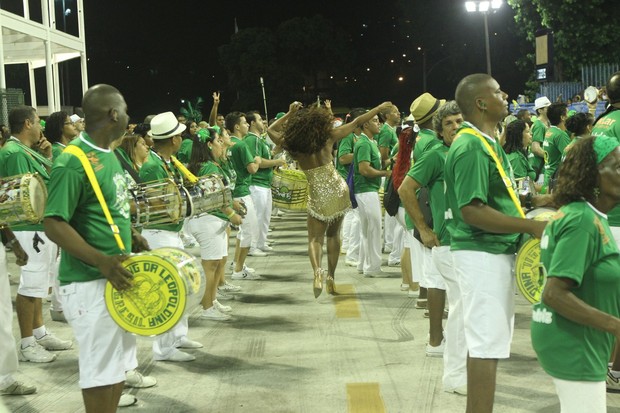 Cris Vianna em meio aos ritmistas (Foto: Raphael Mesquita/Photo Rio News)
