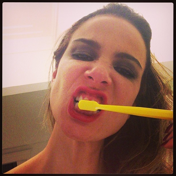 Luciana Gimenez escova os dentes (Foto: Instagram/ Reprodução)
