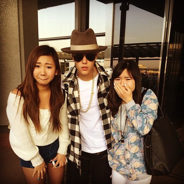 Justin Bieber posa com fãs no Japão (Foto: Instagram/ Reprodução)