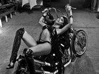 Thaila Ayala exibe corpo perfeito em pose sensual deitada em cima de moto