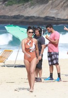 Juliana Paes grava 'Totalmente demais' de maiô em praia do Rio