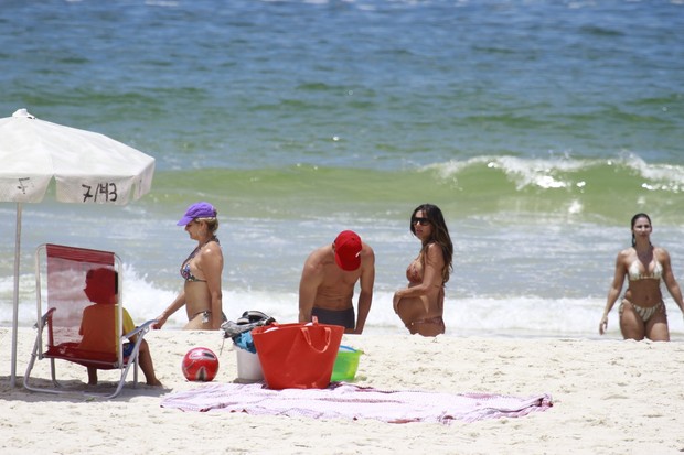 Marcio Garcia com a familia na praia (Foto: Dilson Silva/ Ag. News)