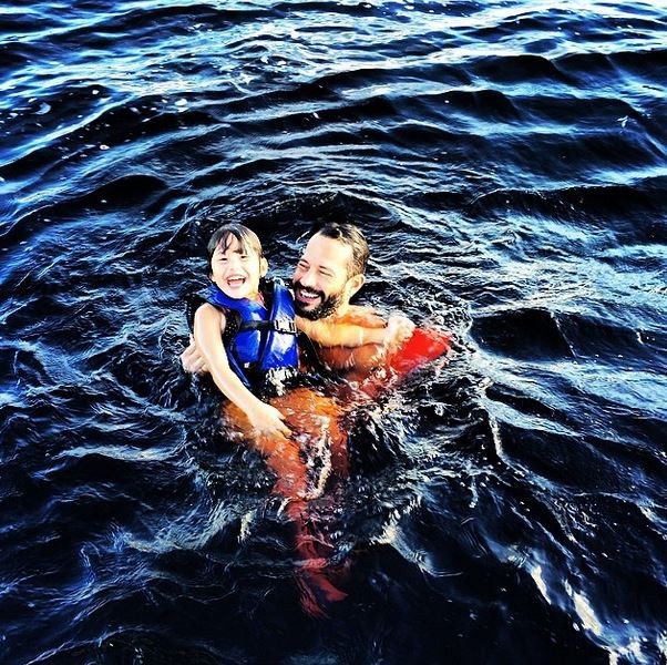 Malvino Salvador e a filha Sofia no rio Negro, em Manaus (Foto: Reprodução/ Instagram)