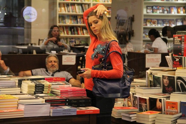 Letícia Spiller em shopping no Rio (Foto: Marcus Pavão/ Ag. News)