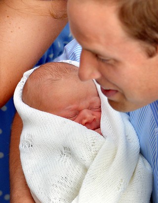 Príncipe William e bebê real (Foto: Agência AFP)