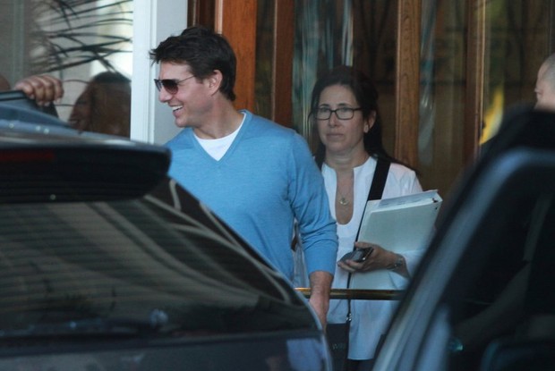 Tom Cruise saindo do hotel, em Copacabana (Foto: Foto Rio News)