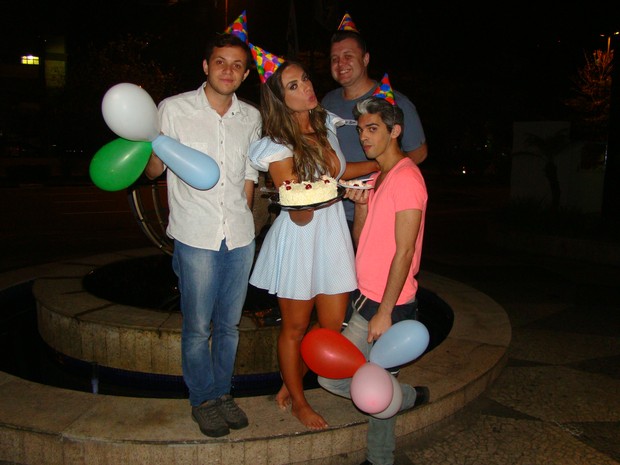 Nicole Bahls comemora aniversário com fãs (Foto: Divulgação)