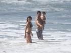 Daniele Suzuki curte praia com o filho e o marido no Rio