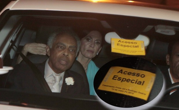 Gilberto Gil no carro com identifocação especial (Foto: Isac Luz/EGO)