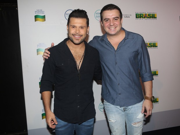 Marcos e Belutti em bastidores de gravação de DVD em São Paulo (Foto: Iwi Onodera/ EGO)