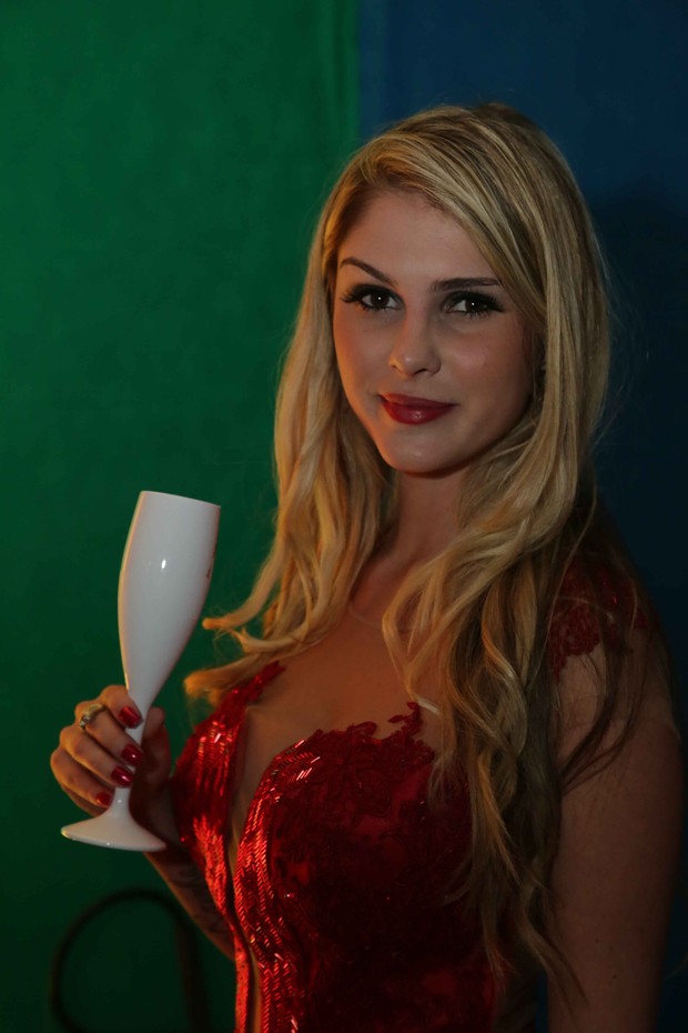 Bárbara Evans com taça de champanhe em festa de réveillon (Foto: Miguel Sá/Divulgação)