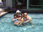 Luciano posa com a mulher e as filhas na piscina