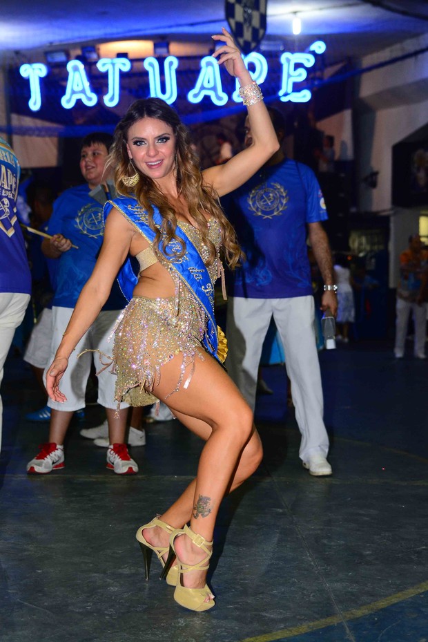 Mariane Rannieri, a Miss Bumbum Portugal, é apresentada como imperatriz de bateria na escola de samba Acadêmicos do Tatuapé (Foto: Leo Franco/AgNews)