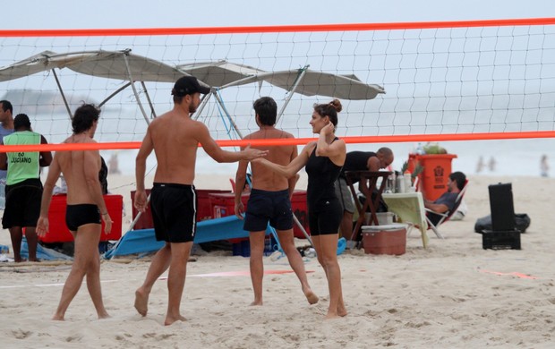 Rodrigo Hilbert e Fernanda Lima jogam vôlei na praia (Foto: Wallace Barbosa / AgNews)
