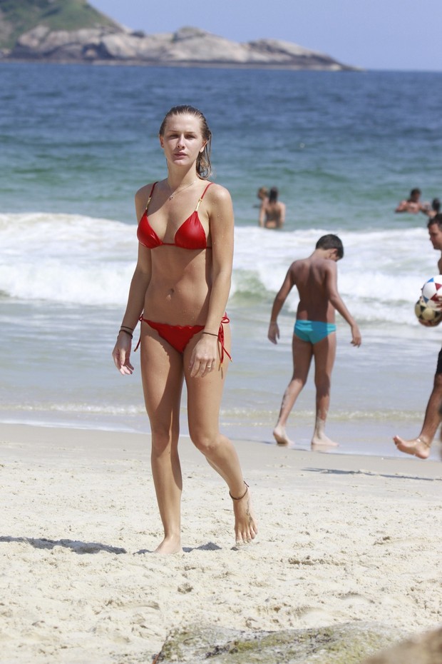 Fiorella Mattheis na praia da Barra (Foto: Dilson Silva / Agnews)