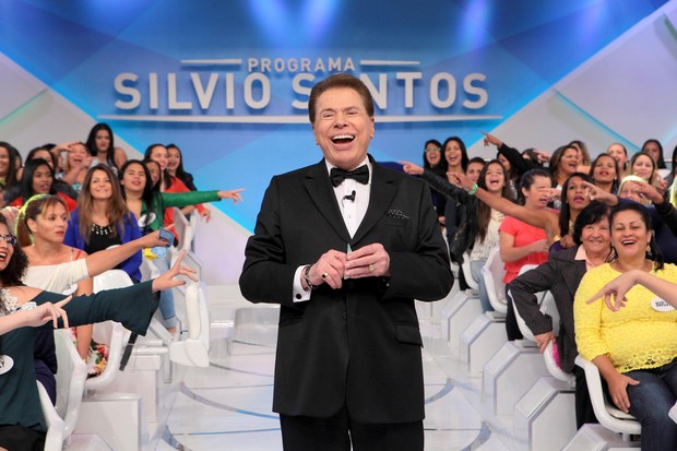 Silvio Santos simula troca de roupa no palco do programa (Foto: Lourival Ribeiro/SBT)