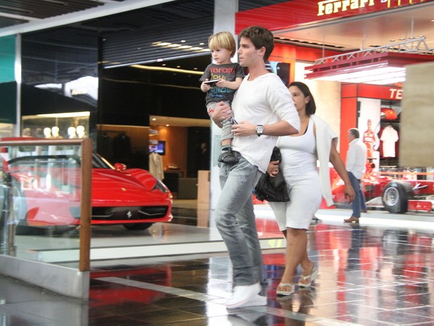 Jonatas Faro passeia com filho em shopping (Foto: Daniel Delmiro/AgNews)