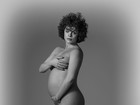 Renata Ricci, do 'Zorra', posa nua aos nove meses de gravidez