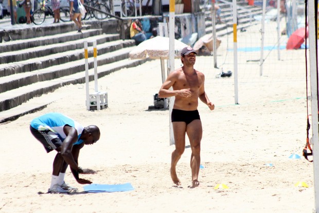 Paulo Rocha correndo na praia (Foto: JC Pereira/AgNews)