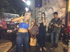 Ex-BBB Fani assiste a show da irmã em bar de Nova Iguaçu