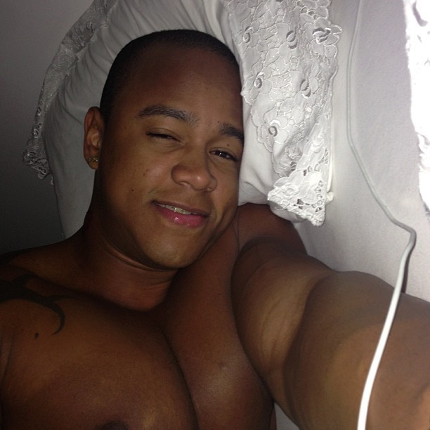 Léo Santana posta foto na cama, com cara de sono (Foto: Instagram)