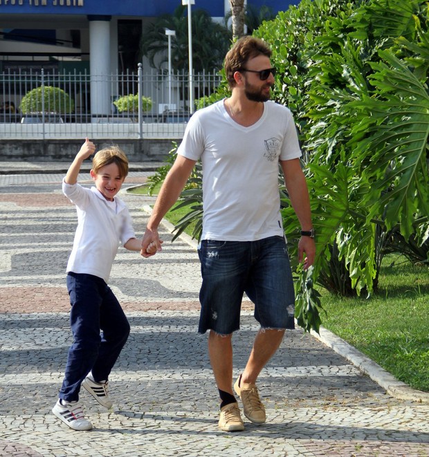Cássio Reis com o filho, Noah (Foto: Marcus Pavão / AgNews)