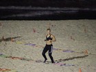 Carolina Dieckmann se exercita em praia do Rio