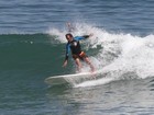 Humberto Martins surfa no Rio
