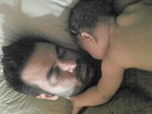 Priscila Pires posta foto do marido e do filho dormindo juntos