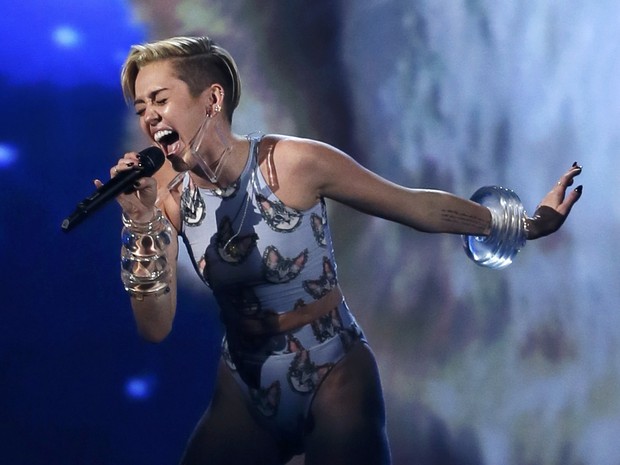 Miley Cyrus canta ‘Wrecking ball’ no American Music Awards em Los Angeles, nos Estados Unidos (Foto: Lucy Nicholson/ Reuters)
