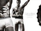 Modelo exibe abdômen sarado em campanha masculina da Calvin Klein