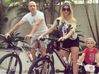 Sheila Mello e Fernando Scherer andam de bicicleta com a filha