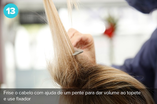 Para fazer o topete, frise o cabelo com ajuda de um pente para dar volume e use fixador (Foto: Marcos Serra Lima/EGO)