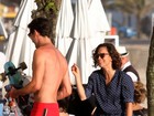 Alice Braga passa tarde na praia com amigos na orla do Rio