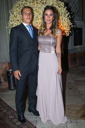 Lizi Benites com o namorado em casamento em São Paulo (Foto: Manuela Scarpa/ Foto Rio News)