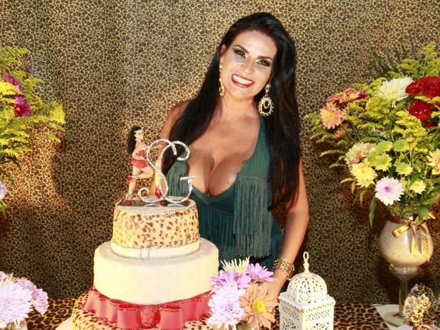 Solange Gomes em sua festa de aniversário no Rio (Foto: Isac Luz/ EGO)