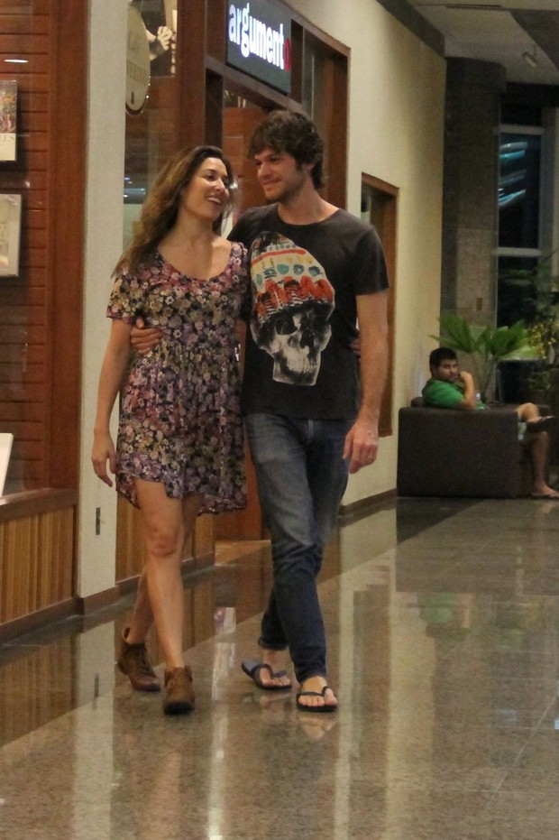 Gisele Itié com seu namorado no Shopping (Foto: Wallace Barbosa/AgNews)
