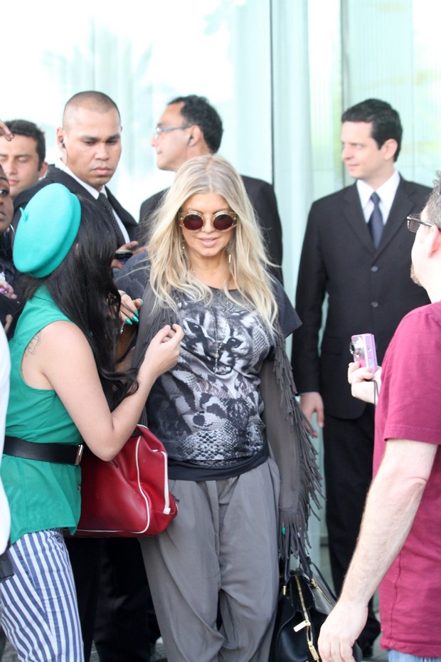 Fergie chegando ao hotel, no Rio (Foto: Wallace Barbosa e André Freitas / AgNews)