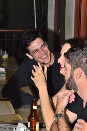 Mateus Solano e Paula Braun em bar no Rio (Foto: William Oda/ Foto Rio News)
