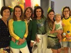 Fátima Bernardes reúne a família para torcer pelo Brasil