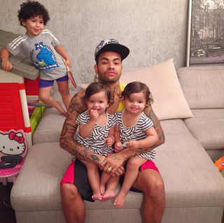 Dani Souza parabeniza o marido, Dentinho, com fotos dos filhos (Foto: Reprodução/Instagram)